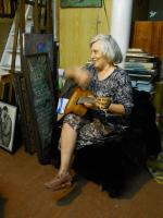 Наташа исполняет свои стихи-песни.