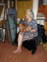 Наташа поет.